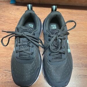 New NEVER worn Under Armor Tennis Shoes